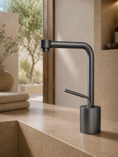 Mitigeur de lavabo ORÉA gris graphite dans une salle de bain