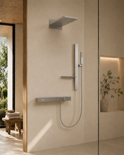 Système de douche thermostatique chromé CÉLESTE en situation, salle de bain