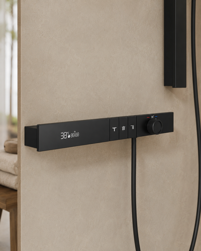 Détail du mitigeur thermostatique à écran LED du système de douche noir mat CÉLESTE